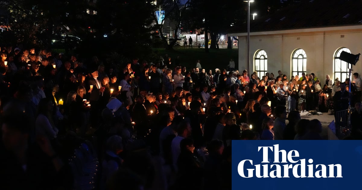 Hundreds gather for candlelight vigil at Bondi Beach to pay tribute to victims of shopping centre attack