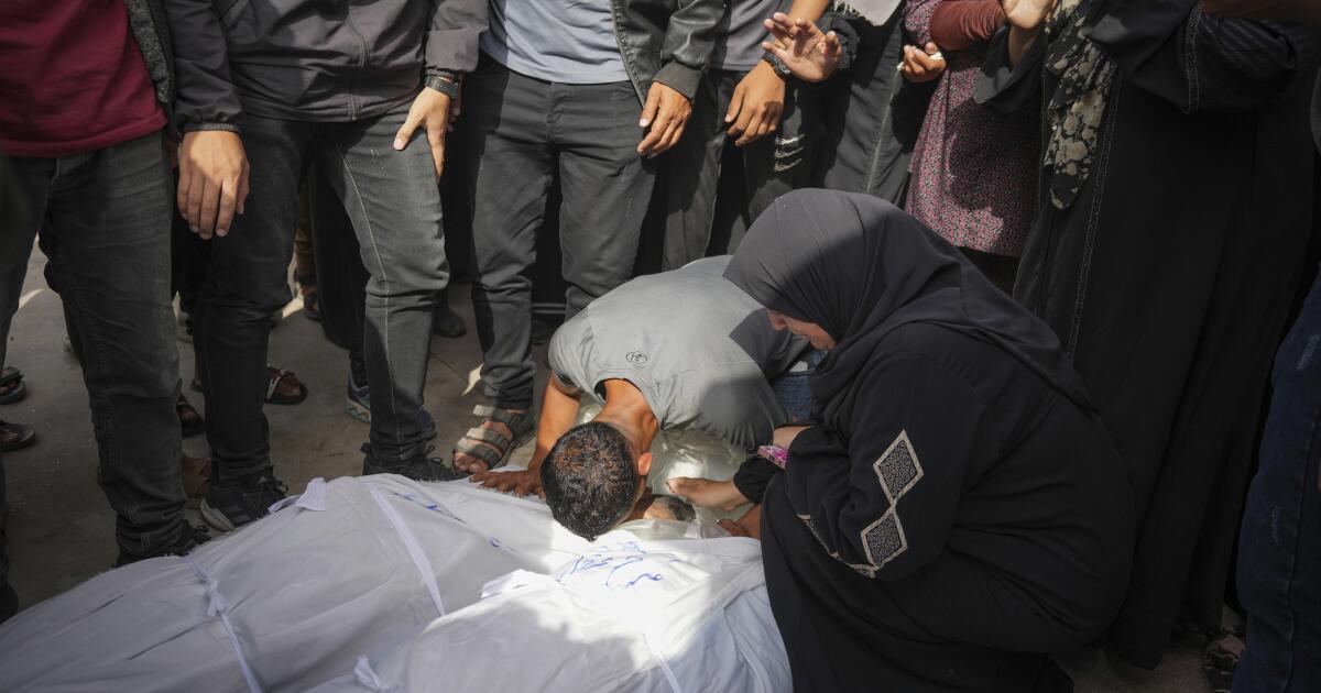 Israeli airstrike kills 27, mostly women and children, in Gaza - Los Angeles Times