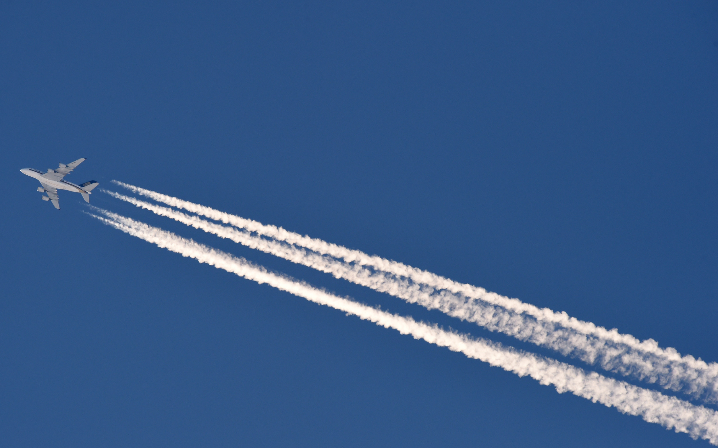 Flights: Warning of Longer-Lived Contrails 'Throws a Spanner in the Works'