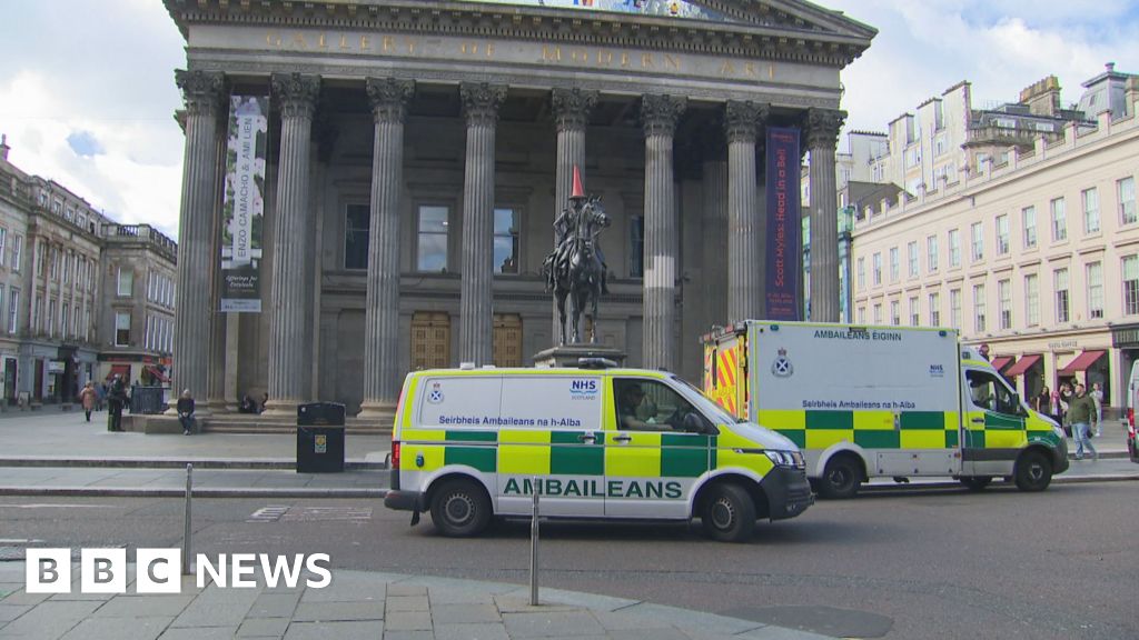 Man dies after falling from balcony at Glasgow gallery