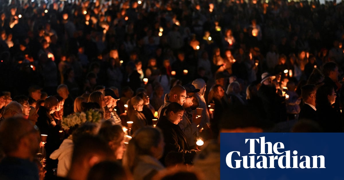 Hundreds attend Bondi Beach vigil for victims of shopping centre attack – video