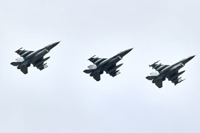 F-16 fighter jets could protect Ukrainian skies, says military expert