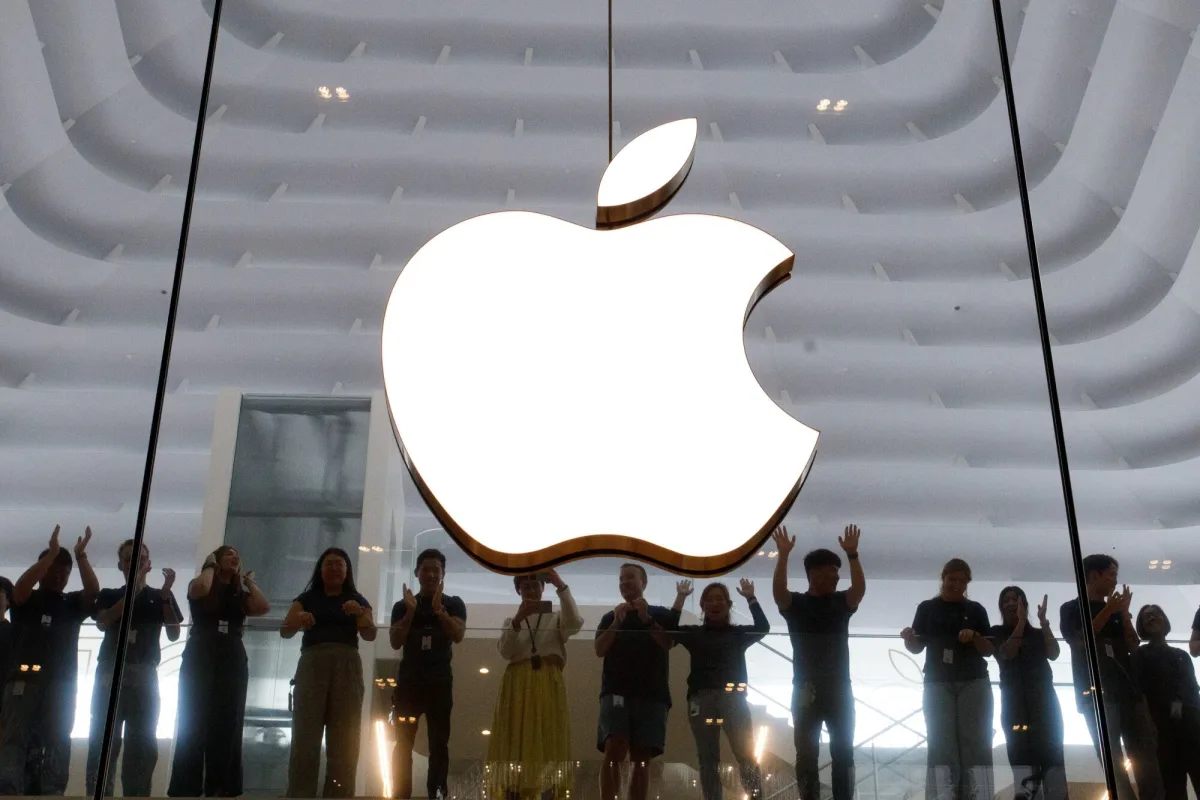 Apple Cuts Jobs in Online Services Group as Priorities Shift