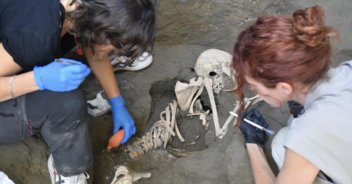 2 victims of ancient Pompeii eruption found, along with gold treasures