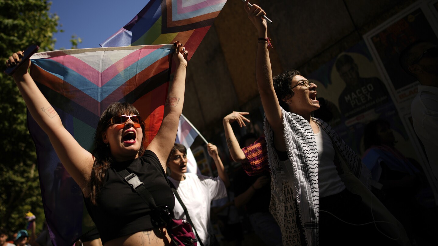 Impromptu LGBTQ+ protest in Istanbul after governor bans Pride march