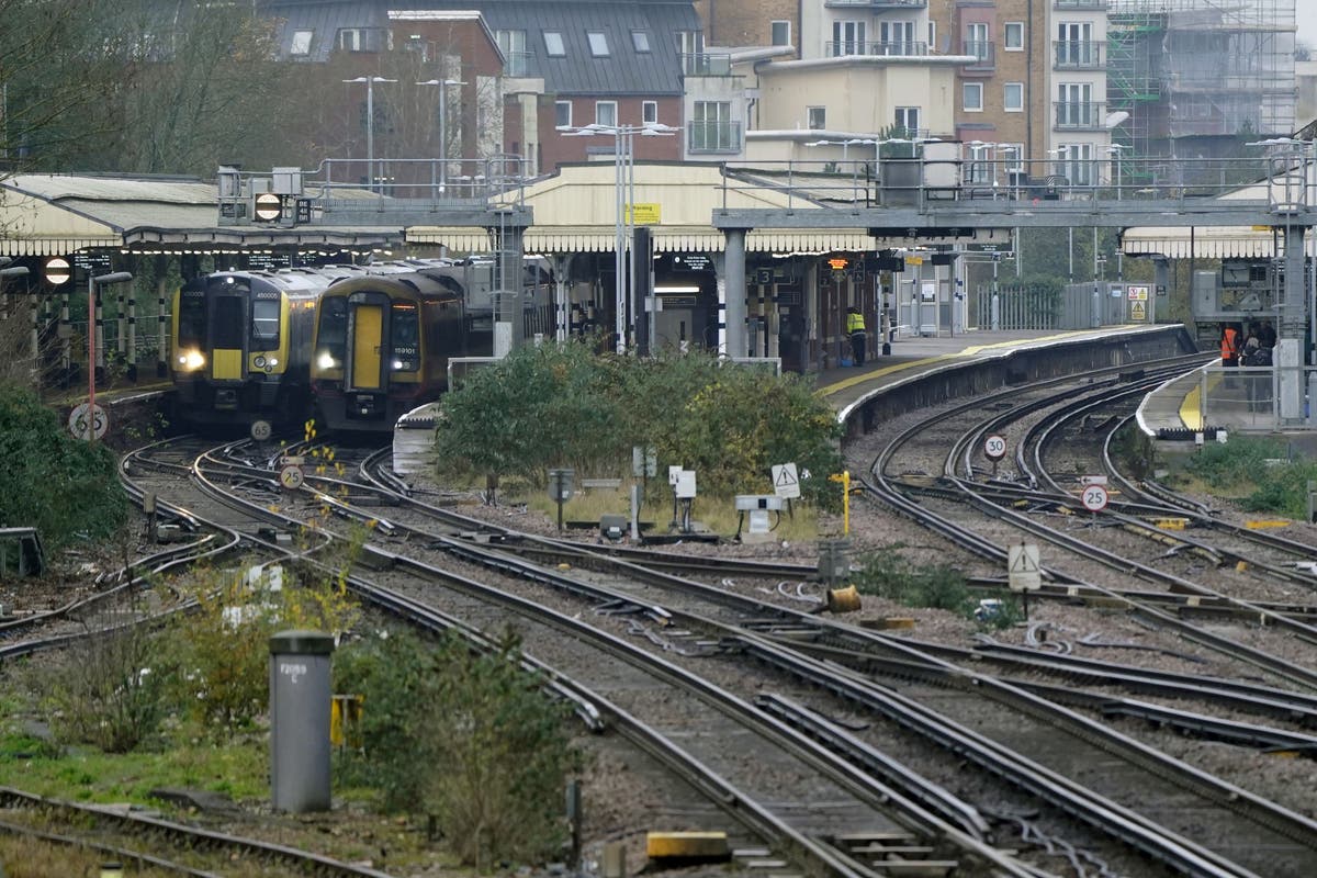 Rail strikes threat averted as RMT workers accept pay deal