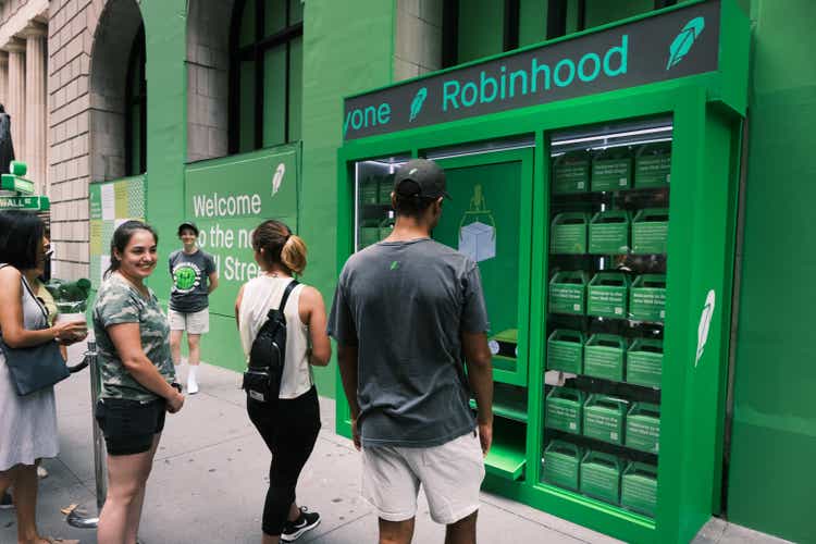 Robinhood Q2 earnings, revenue beat; monthly active users dip sequentially