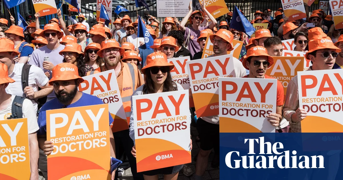 Junior doctors’ leaders agree 22.3% pay deal over two years