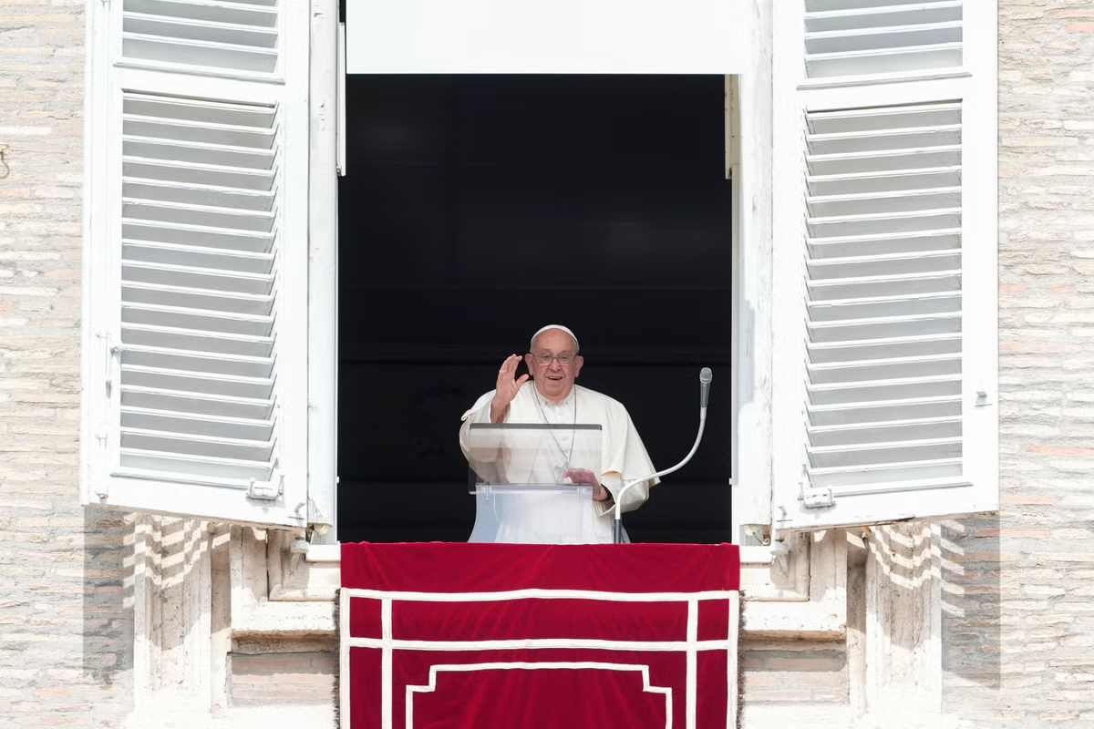 Pope cancels his audiences due to slight illness days before a new trip