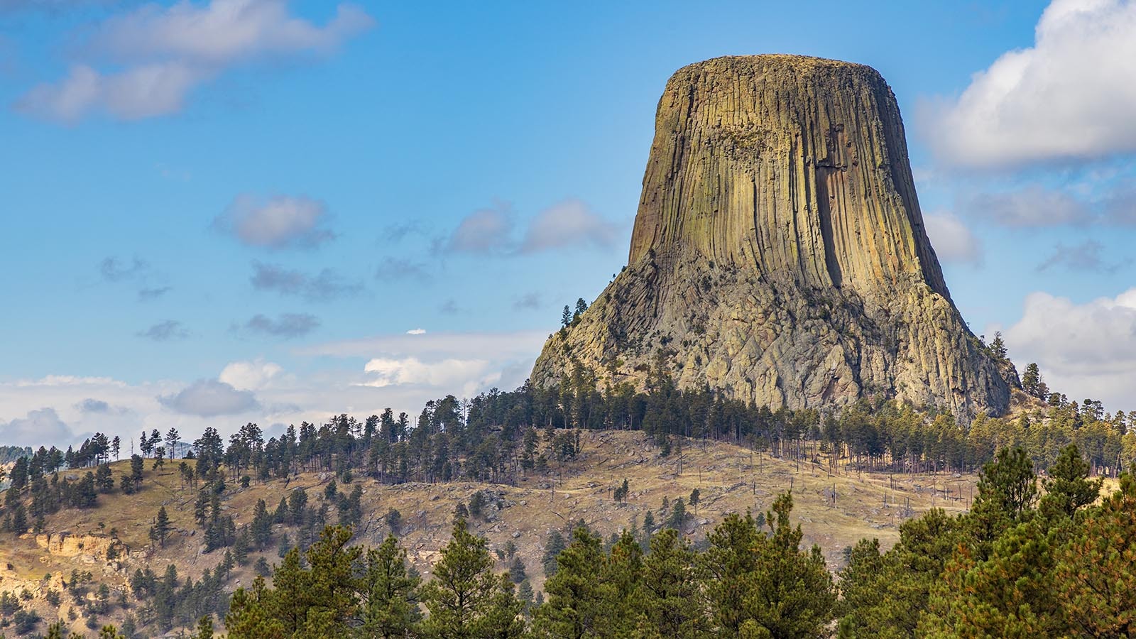 21-Year-Old Climber Dies in Tragic Fall at Devils Tower, Sparking Safety Concerns