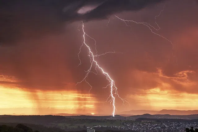 UK Heatwave Hits Record Highs, Thunderstorm Warnings Issued for Severe Weather and Flood Risks