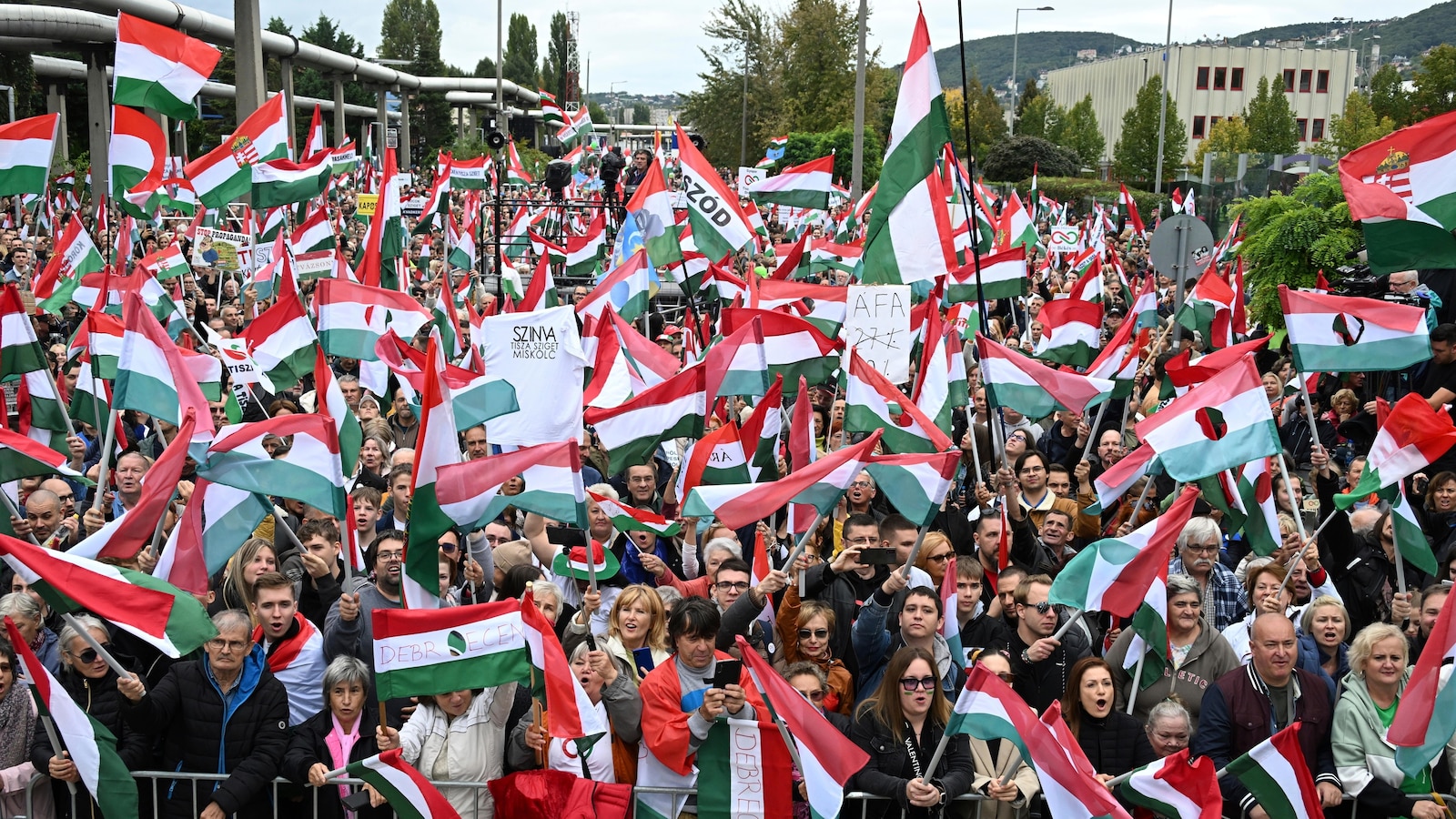 Thousands Rally in Budapest Against Government-Controlled Media, Demand Press Freedom and Director's Resignation