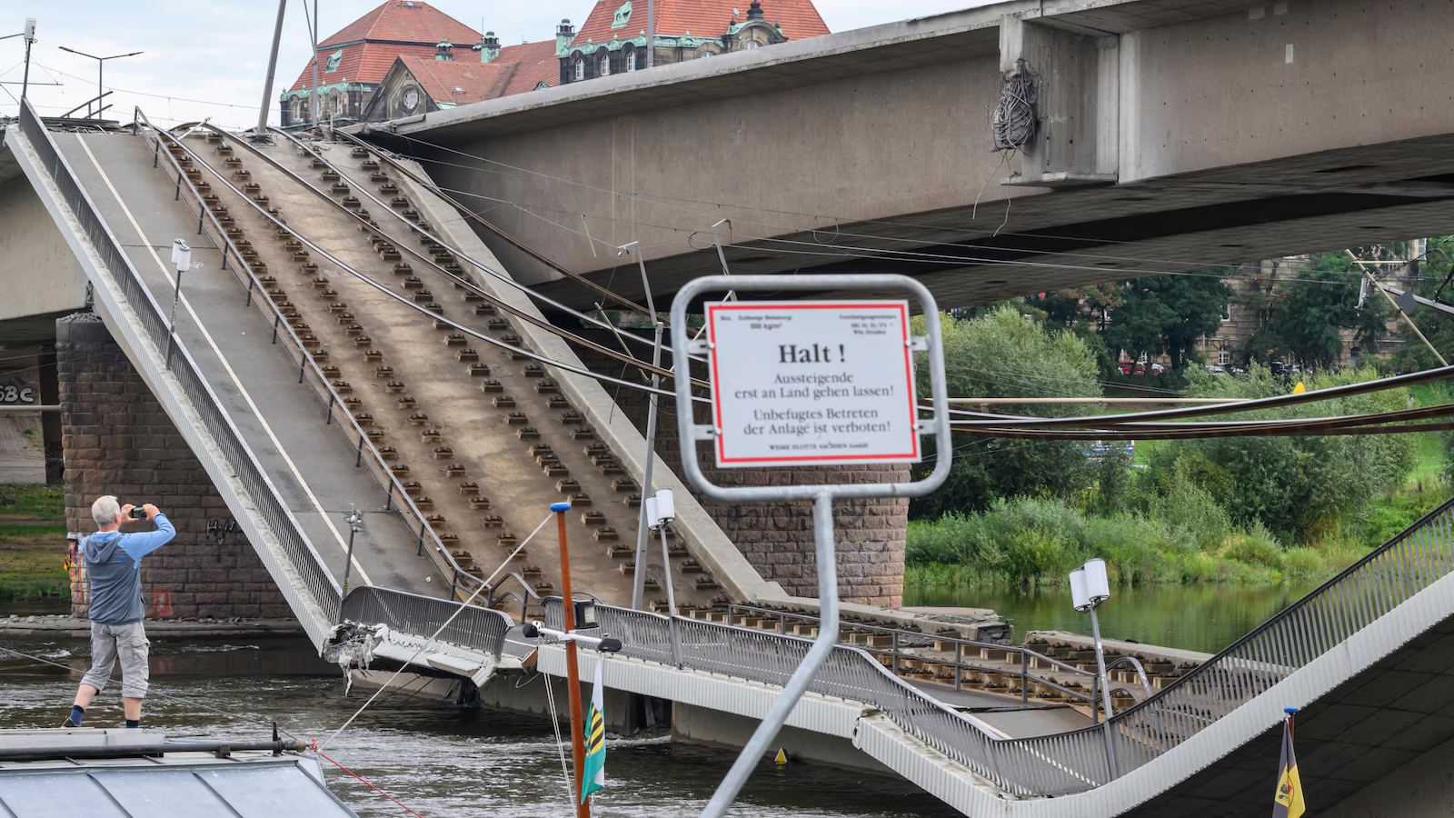 Major Dresden Bridge Collapses, Disrupting Traffic and Heating Supply