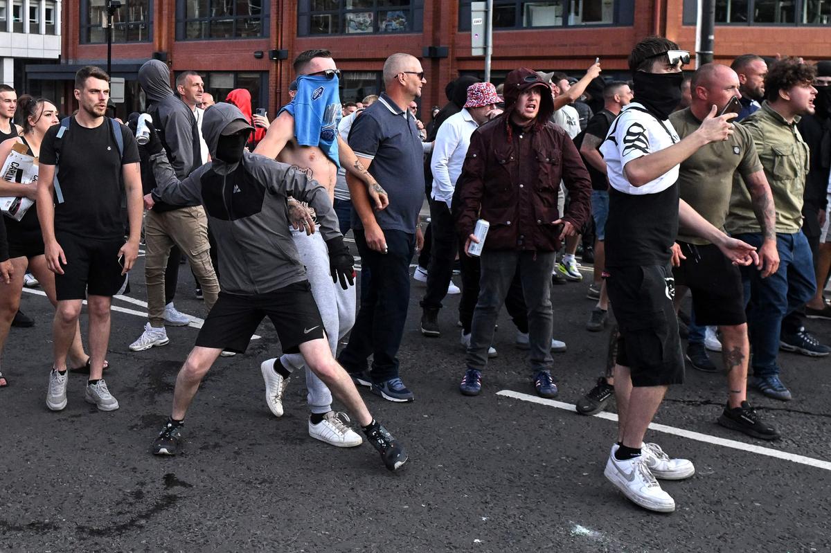 UK Riots Escalate: Starmer Blames Foreign Influence, Social Media for Anti-Immigrant Violence