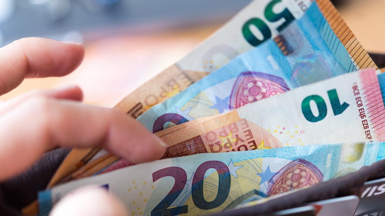 Cash Usage Plummets in Germany: Debit Cards and Mobile Payments Surge