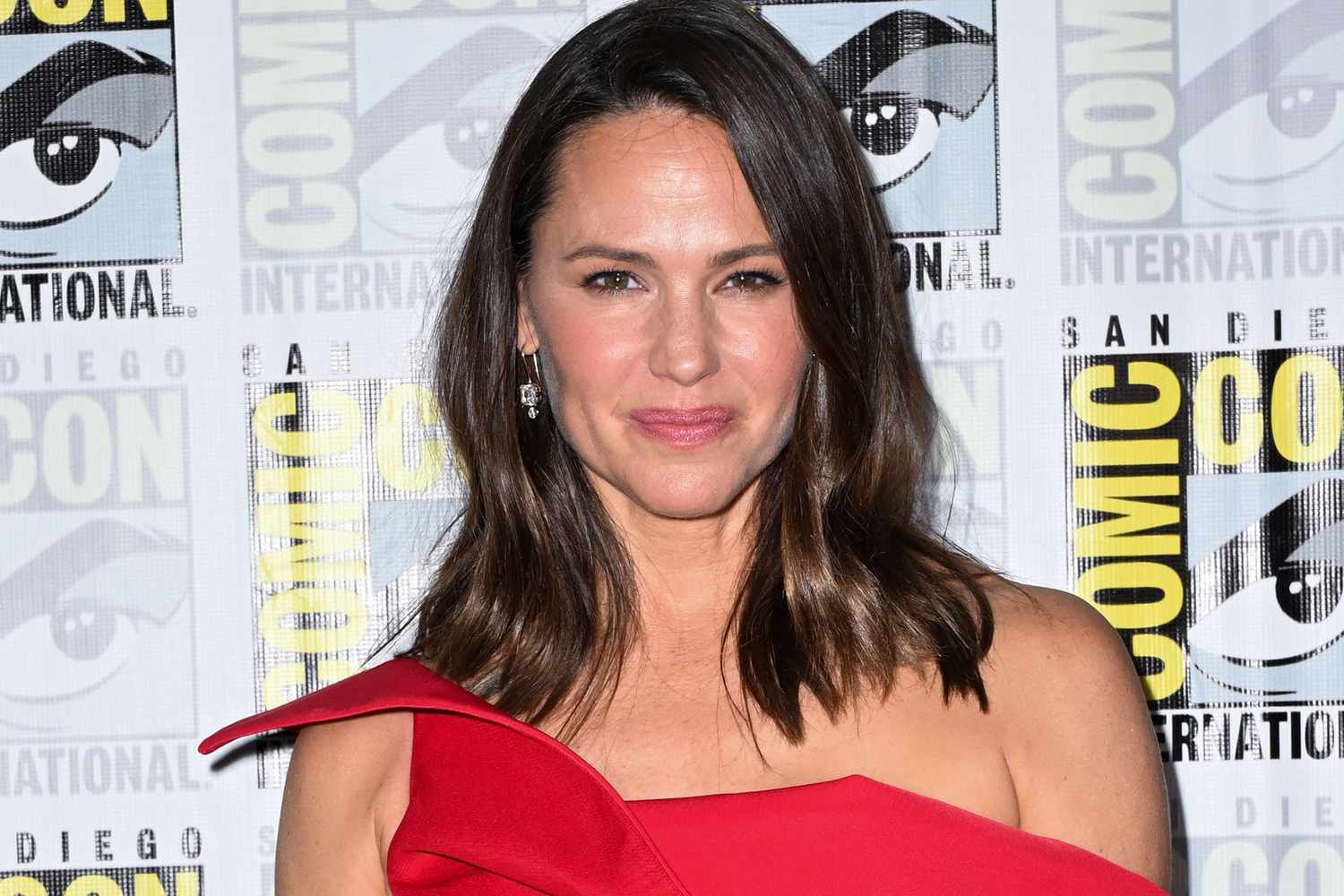 Jennifer Garner Trapped in Comic-Con Elevator: Entertains with Songs, Calls 911, and Jokes About Superheroes